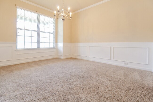 Building Photo - $500 OFF!!!Beautiful 5 Bedroom located in ...