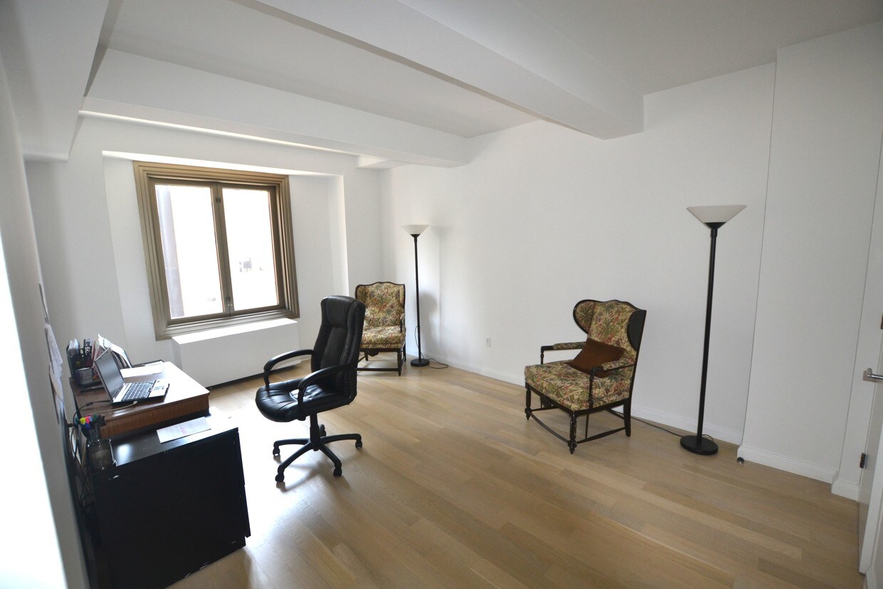 Building Photo - 103 W 55th St