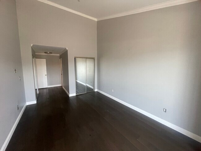 Building Photo - 110 Oak Ct