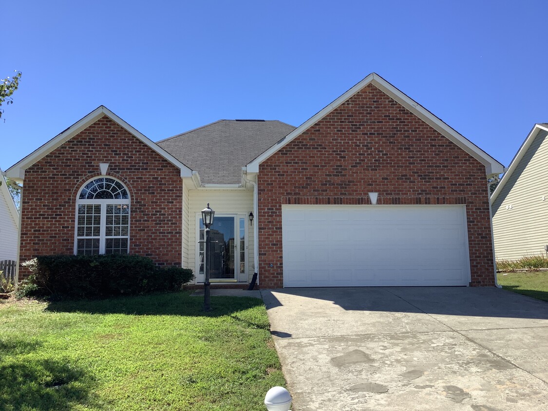 Primary Photo - 2556 Knob Hill Drive