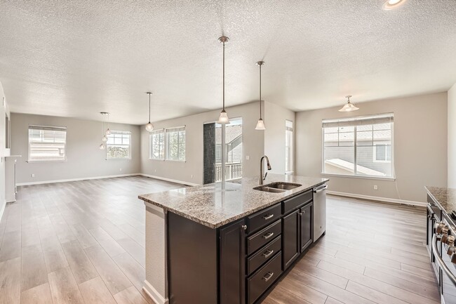 Building Photo - Large Beautiful Rental! Move in by next week!