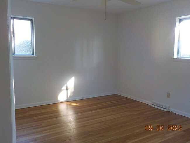 Building Photo - 378 Hobart Dr