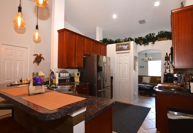 Foto del edificio - 4 BR + den $2,700