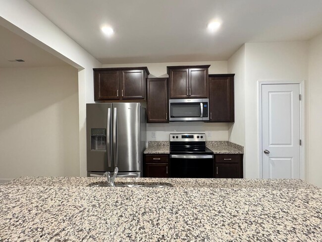 Foto del edificio - Come see this lovely townhome in a desirab...