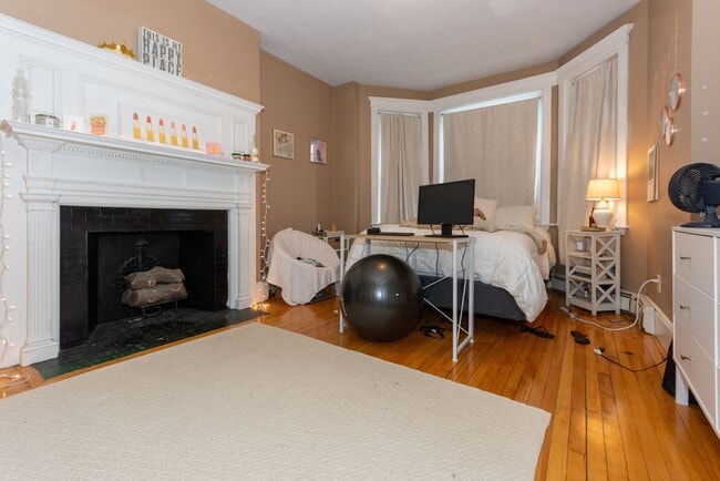Building Photo - XL Modern & Sunny Apt near T!  Perfect for BU students and working pros alike!