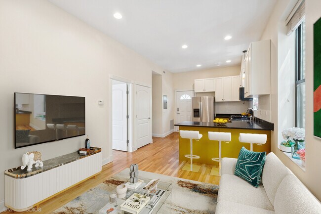 Foto del edificio - 2329 N Oakley Ave