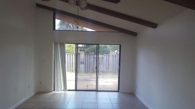 Foto del edificio - 1728 NW 72nd Ave