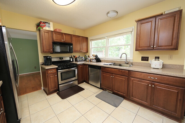 Building Photo - 1404 Hillbrow Ln