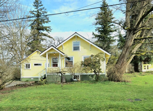 Building Photo - Silver Beach Neighborhood Retreat