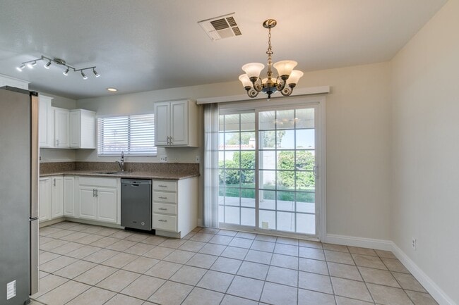 Building Photo - AVAILABLE 1/1/26- Beautiful 3-Bedroom, 2-Bathroom Home in Green Valley