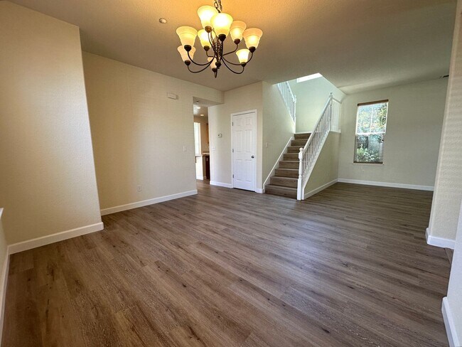 Foto del edificio - COMING SOON! 5 Bed, 3 Bath in Rose Garden