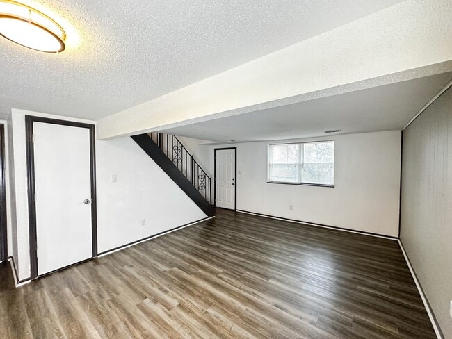 Building Photo - Kingsridge East Apartments
