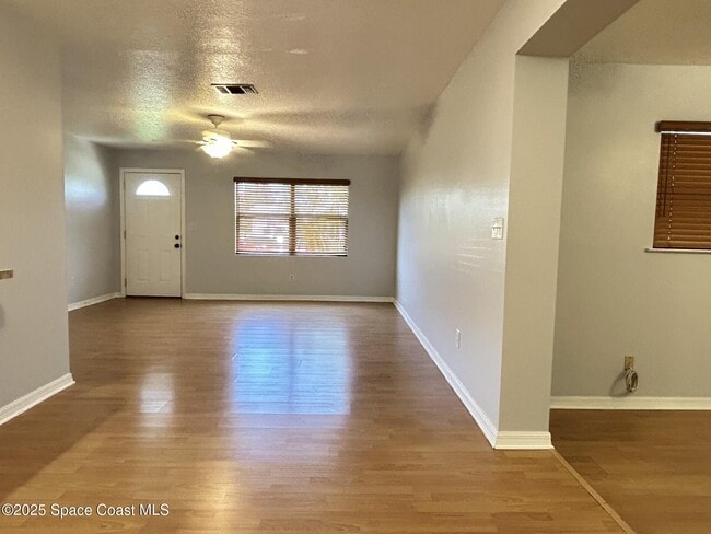 Building Photo - 427 Azalea Ave