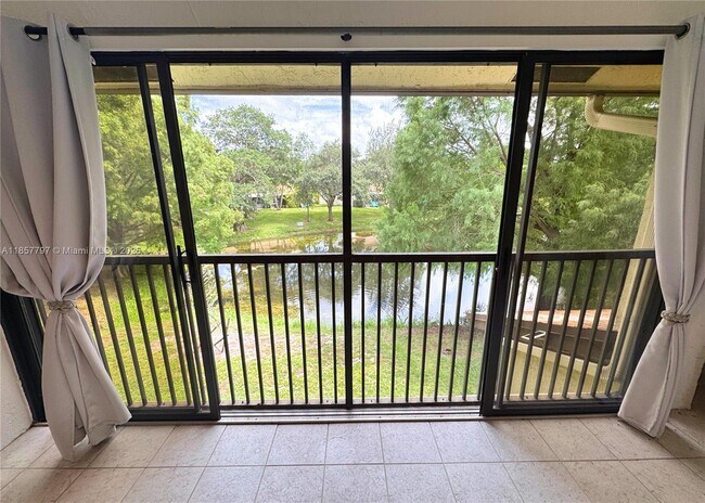Foto del edificio - 3283 Cocoplum Cir