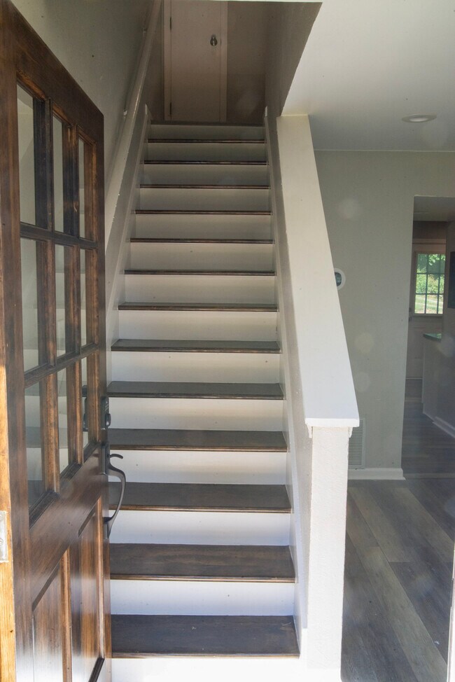 Entrada + Escaleras - 302 Atlanta Ave SE