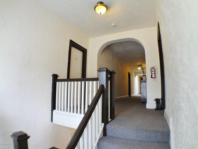 Foto del edificio - Beautiful 1BR condo in the Highlands- unit cannot be viewed until 5/28/2026