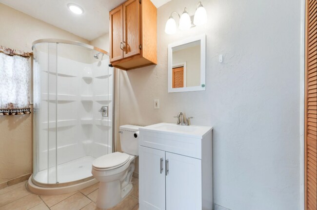 Building Photo - Spacious 3BD/2BTH Home Near Lake Hefner