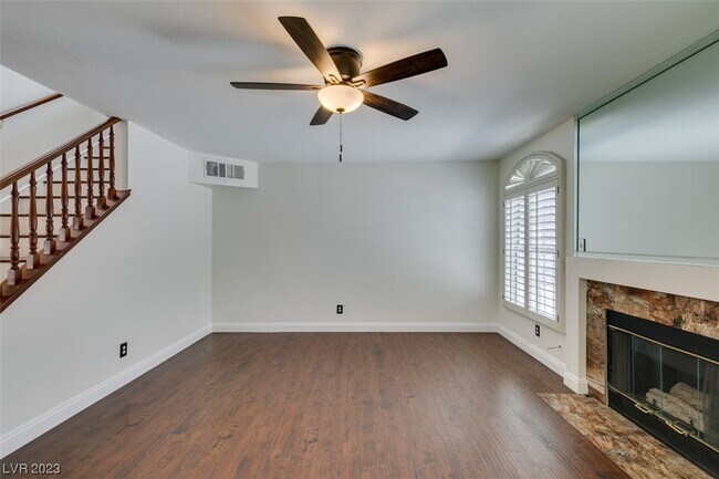 Building Photo - 2602 Country Maple Ave