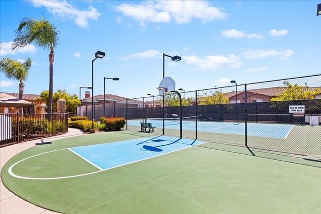 Building Photo - $3,456 - 2 Bed / 2 Bath Stunning Corner Un...