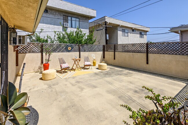 Private patio - 4445 W 135th St