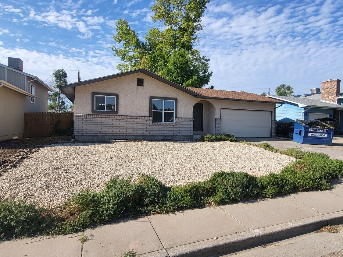 Primary Photo - 17 Wheatridge Dr
