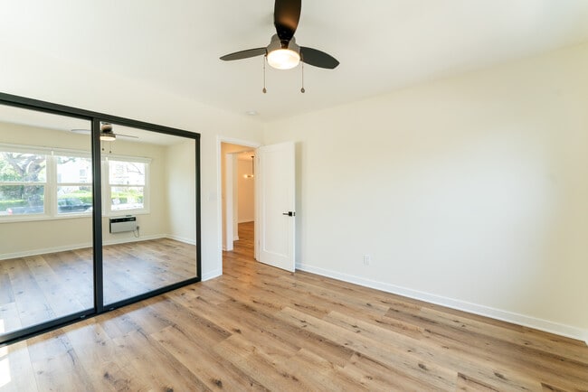 Building Photo - 1319 Havenhurst Dr
