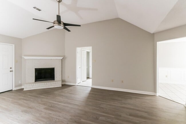 Building Photo - 5553 Mal Cove