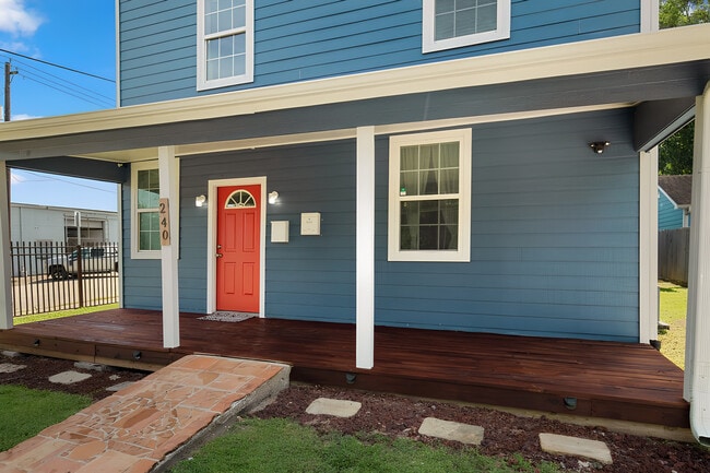 Building Photo - 240 N York St