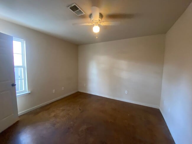 Building Photo - 1723 W Matthews Ave