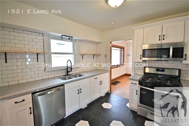 Primary Photo - No Security Deposit Option! Amazing 3 Bedr...