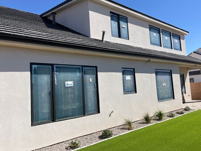 Building Photo - 5 bed | 4.0 bath | 3 car garage brand new ...