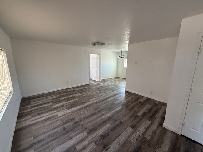 Building Photo - Beautiful fully remodeled 3 bedroom