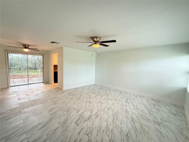 Foto del edificio - 3558 Everglades Rd