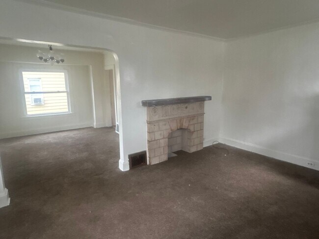 Building Photo - North Collinwood Single Home