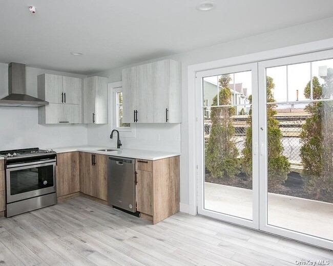 Building Photo - 170 W Montauk Hwy