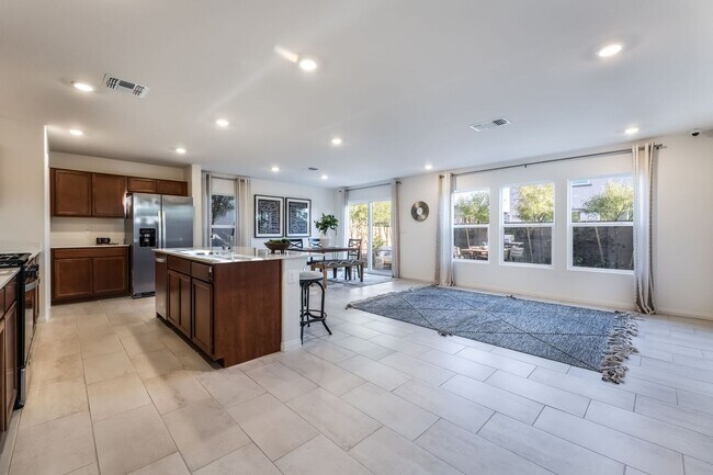 Foto del edificio - Be the first to live in this brand-new expansive two-story former model home!