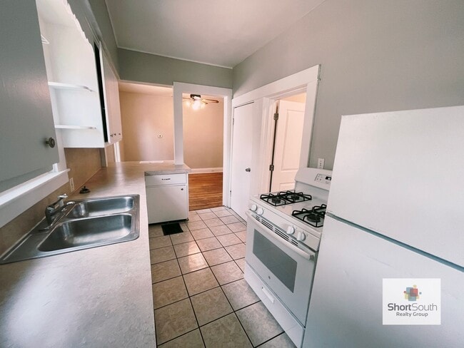 Foto del edificio - 5 bed 2 bath Single Family Home
