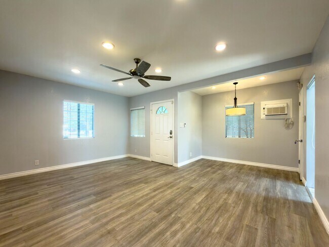 Foto del edificio - Charming 2BR Front House with Bonus Room & Private Yard