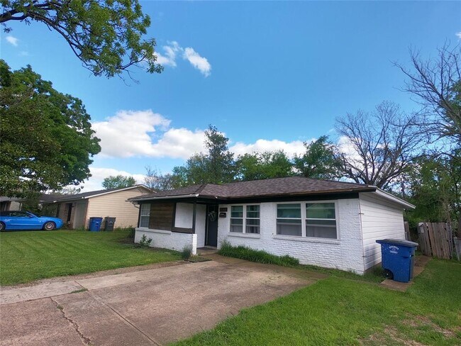 Building Photo - 8540 Graywood Dr