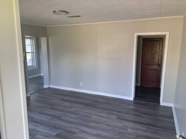 Building Photo - Renovated 3 Bedroom 2 Bath Home on 1.3 Acr...