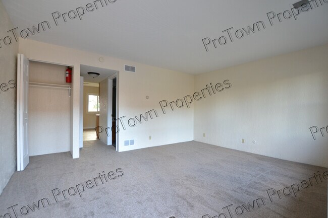 Foto del edificio - 654 Meadowood Ln