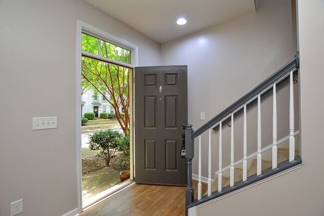Building Photo - 2-bedroom end-unit w/ Bonus room!