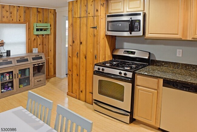 Foto del edificio - 16 Whitfield Pl