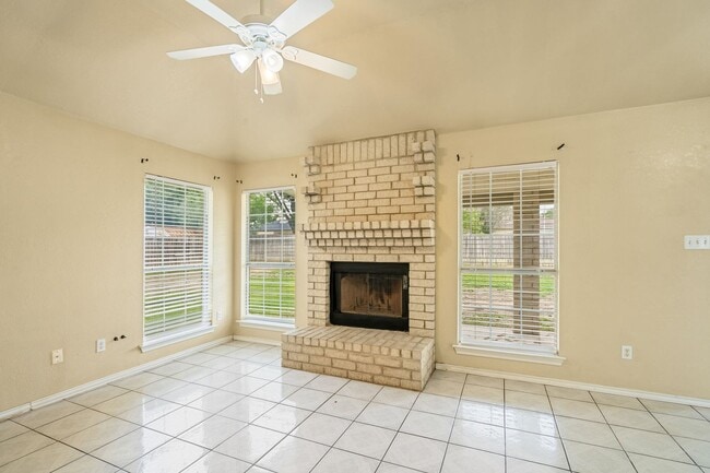 Building Photo - Spacious 3 Bedroom, 2 Bath Home on Quiet Dead-End Street