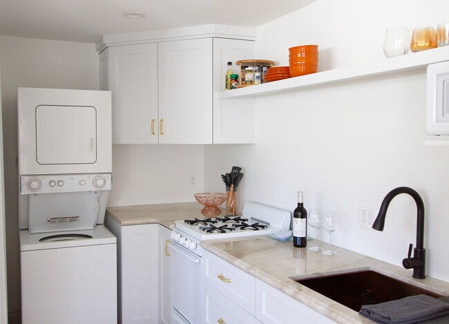Cocina totalmente equipada con: fregadero de latón francés, amplio espacio de almacenamiento, lavadora/secadora, cocina/horno de gas, frigorífico/congelador. - 2150 Euclid Ave