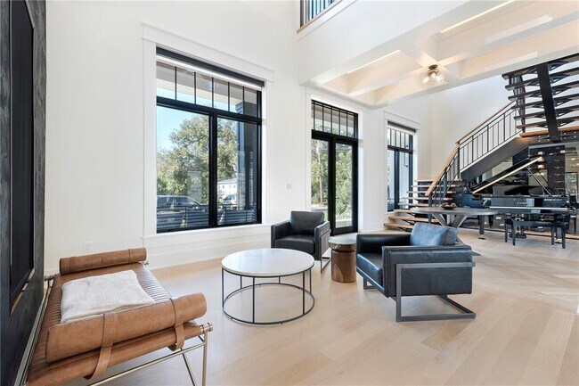 Foto del edificio - 319 W Frances Ave