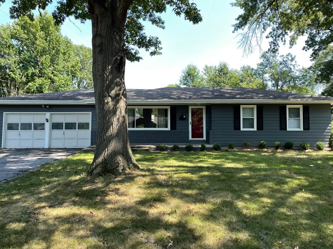 Primary Photo - 8 Dundee Dr