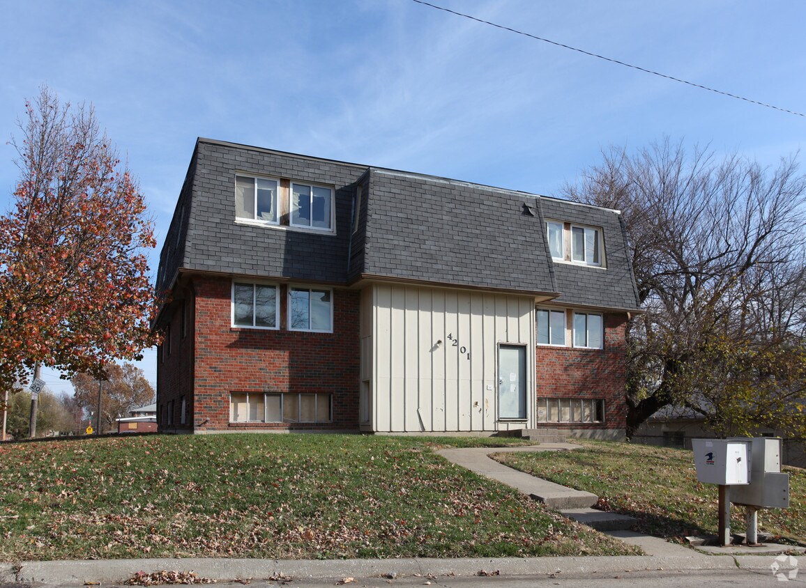 Primary Photo - 4201 S Minnie St
