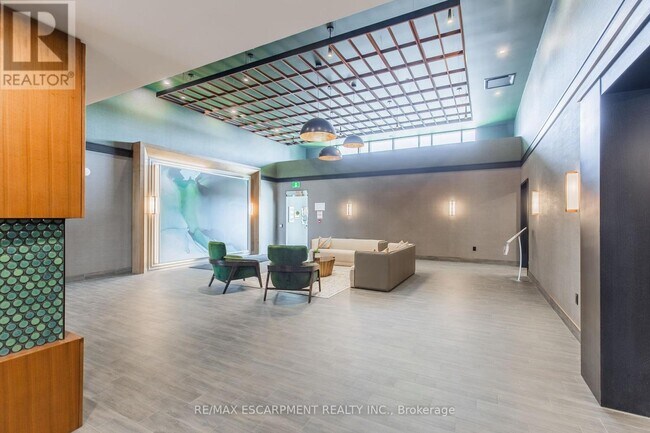 Building Photo - 460 Dundas St E