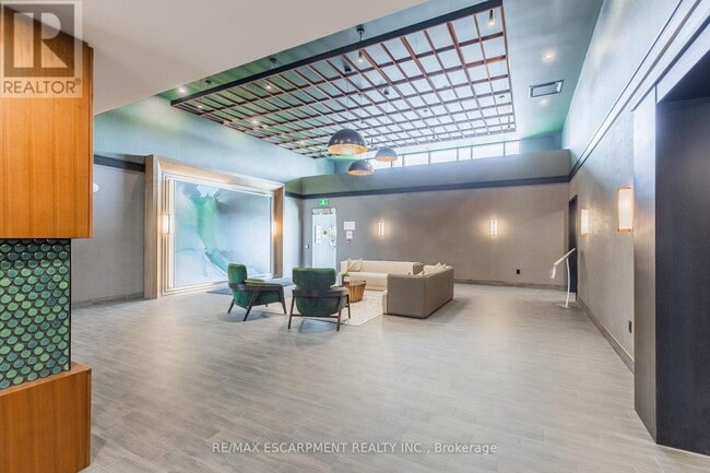 Building Photo - 460 Dundas St E